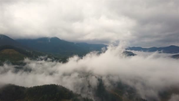 Paisaje Aéreo Hermosas Nubes Montaña Volar Directamente — Vídeos de Stock