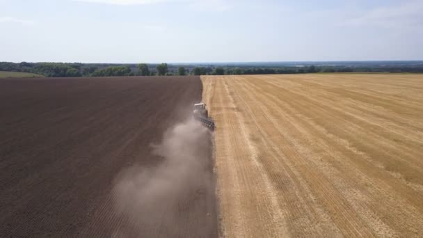 Aérea Tractor Trabajo Con Arado Campo Polvo Equipo Agrícola — Vídeos de Stock