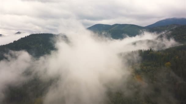 Aerial Fly Přes Horské Mraky Mlha Ponurý Den Kopce Dřevem — Stock video