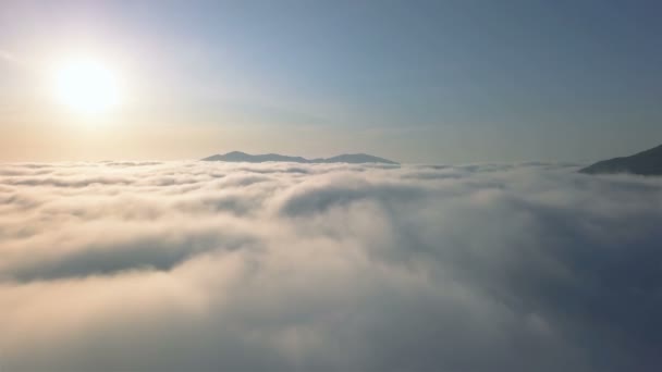 Aérea Volar Sobre Las Nubes Mañana Cielo Hermoso Paisaje Del — Vídeos de Stock