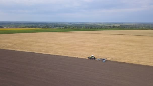 Aerial Leť Nad Traktorem Pluhem Poli Tým Zemědělského Průmyslu — Stock video