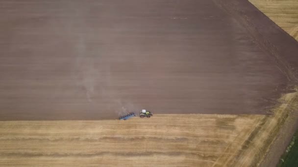 Aerial Indústria Agrícola Trator Com Arado Campo Levantamento Câmera — Vídeo de Stock