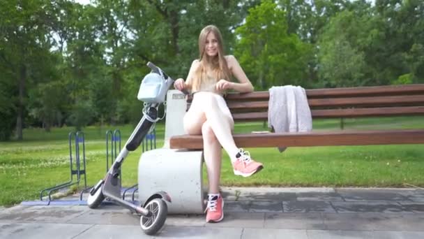 Šťastné Usmívající Mladá Brunetka Žena Sedět Lavičce Elektrického Skútru Dívat — Stock video