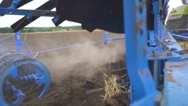 农业产业团队 犁地的过程在田里 射击平稳 慢动作 — 图库视频影像