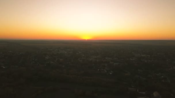 Antenne Fliegen Über Sonnenuntergang Oder Sonnenaufgang Ländlichen Gebieten Mit Dorf — Stockvideo