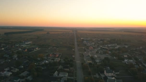4K空中支援 飞越日落或日出的时间在农村地区 — 图库视频影像
