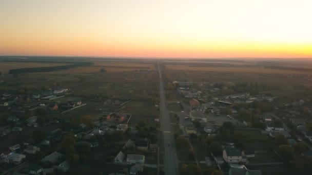   4K Aerial. Survolez le coucher du soleil ou l'heure du lever du soleil en zone rurale. Paysage 