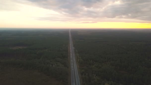 Aerial Панорама Шоссе Автомобилями Сельской Местности Утреннее Время Оранжевое Небо — стоковое видео