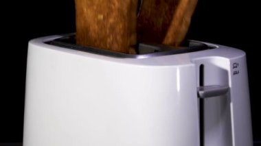 Sıcak ekmek tostları. Modern beyaz mutfak tost makinesi çalışıyor. Yavaş çekim