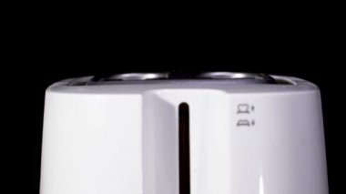  Modern beyaz mutfak tost makinesi çalışıyor. Kahvaltıda sıcak tost. Yavaş çekim