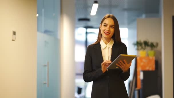 Atractiva Joven Mujer Negocios Caminar Con Tableta Oficina — Vídeos de Stock