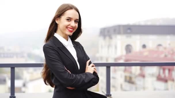 長い髪の魅力的なビジネス女性は市に対して立つオフィスエリアと笑顔で 肖像画 — ストック動画