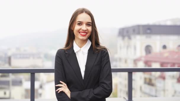 Długie Włosy Ładna Bizneswoman Stoją Przeciwko Miastu Biurze Uśmiech Portret — Wideo stockowe
