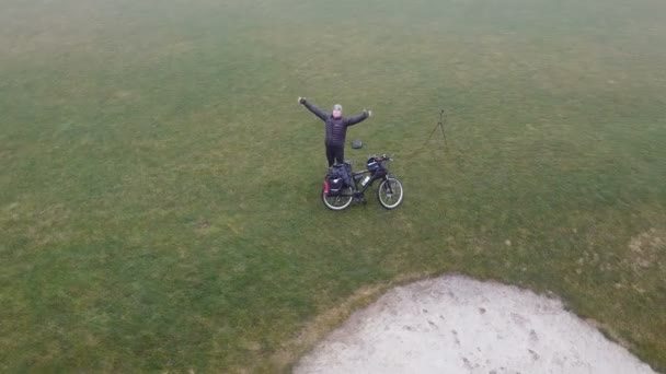 Aerial Voar Sobre Homens Ciclista Com Bicicleta Dia Nebuloso Nublado — Vídeo de Stock