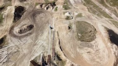  4K Erial. Sporcu motosikletine biner. Zıplama, şehir alanı, geri dönüş...