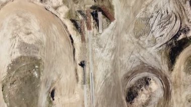  4K Erial. Sporcu, şehir merkezinde motosiklet sürmeye dayanır..