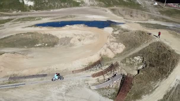 Aerial Sportler Fährt Motorrad Enduro Mit Sprung Stadtgebiet — Stockvideo