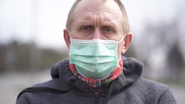 Gezicht Van Een Blanke Man Met Een Medisch Masker Portret — Stockvideo