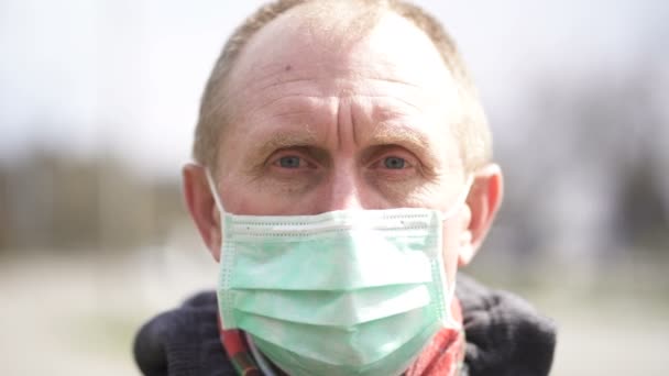 Gesicht Eines Älteren Kaukasischen Mannes Mit Medizinischer Maske Porträt — Stockvideo