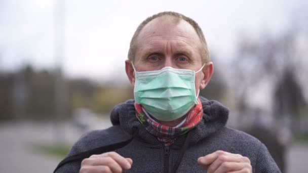 Hombre Mayor Caucásico Quita Máscara Médica Retrato — Vídeos de Stock