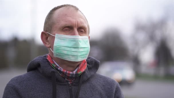 Homme Caucasien Supérieur Dans Stand Masque Médical Sur Rue — Video