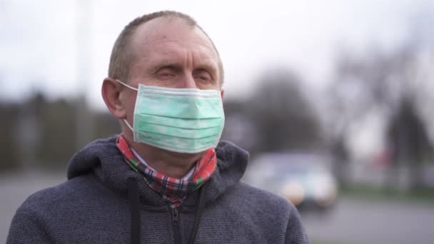 Hombre Caucásico Mayor Pie Máscara Médica Calle — Vídeos de Stock