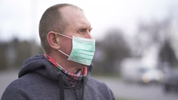 Senior Kaukasier Man Medicinsk Mask Stå Gatan Nära Väg Porträtt — Stockvideo