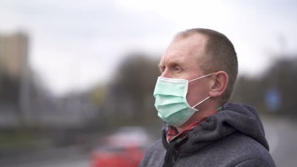 Grave Uomo Caucasico Anziano Maschera Medica Stare Lateralmente Sulla Strada — Video Stock