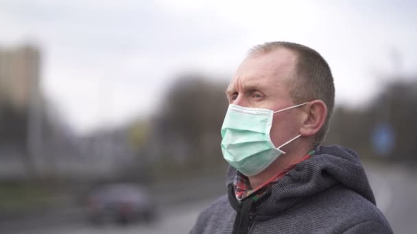 Starszy Poważny Biały Mężczyzna Masce Medycznej Stoi Ulicy Portret — Wideo stockowe