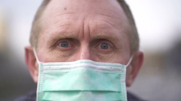Homme Caucasien Masque Médical Regarde Caméra Gros Plan Portrait — Video
