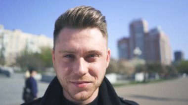 Cazibeli beyaz adam sokakta duruyor. Portre