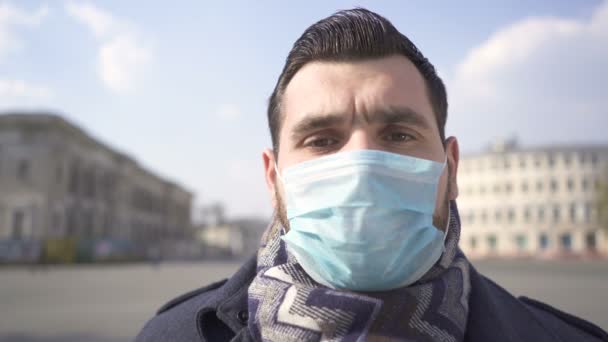 Κομψό Γενειοφόρος Καυκάσιος Άντρας Βγάζει Την Ιατρική Μάσκα Στην Οδό — Αρχείο Βίντεο