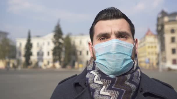 풍토병 Stylish Beebrided Caucasian Man Coughs Medical Mask Empty City — 비디오
