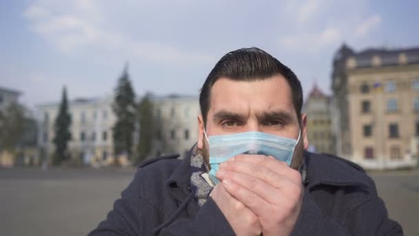 Snygg Skäggig Kaukasisk Man Hostar Medicinsk Mask Tom Stadsgata Pandemisk — Stockvideo