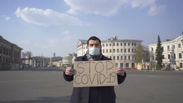 Uomo Maschera Medica Chiedere Fermare Epidemia Covid Con Poster Sulla — Video Stock