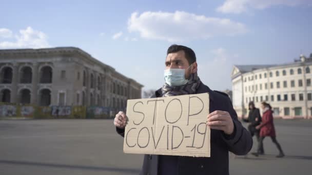 Hombre Con Máscara Médica Pide Detener Epidemia Covid Con Cartel — Vídeos de Stock