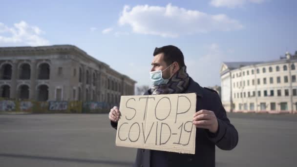 Пандемия Covid19 Человек Медицинской Маске Плакатом Городской Улице — стоковое видео