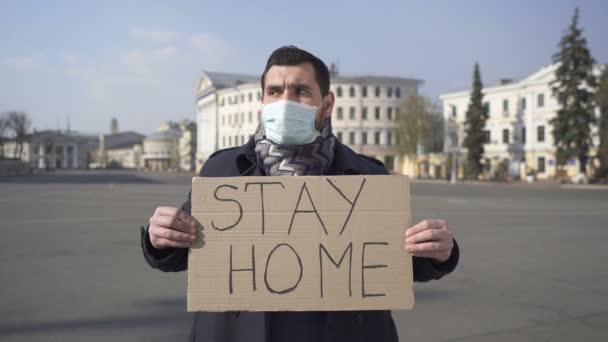 Pandemie Covid Team Mann Mit Medizinischer Maske Steht Mit Plakat — Stockvideo