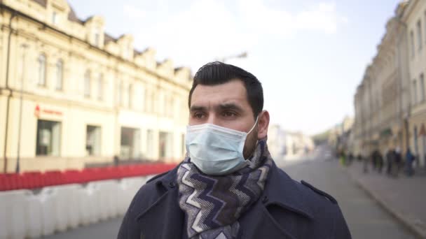 Ett Pandemiteam Aukasisk Man Med Medicinsk Mask Stående Stadens Gata — Stockvideo