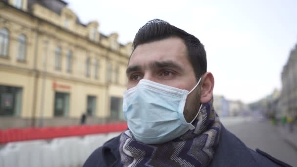 Virus Problem Team Auktionator Legt Medizinischen Maskenständer Auf Der Straße — Stockvideo