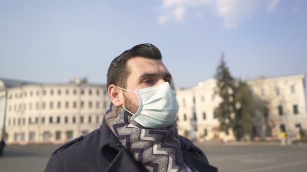 Kaukasier Mit Medizinischer Maske Gehen Auf Die Straße Der Stadt — Stockvideo