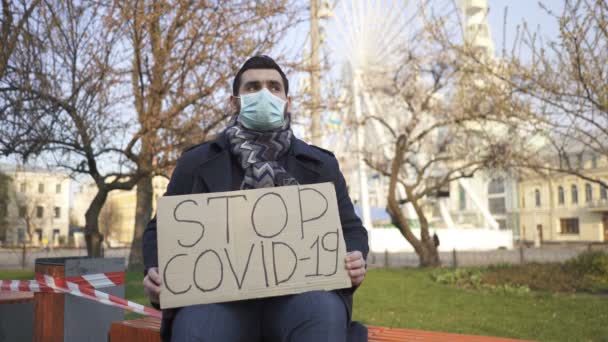 Equipa Pandémica Homem Máscara Médica Sentar Banco Com Cartaz Rua — Vídeo de Stock