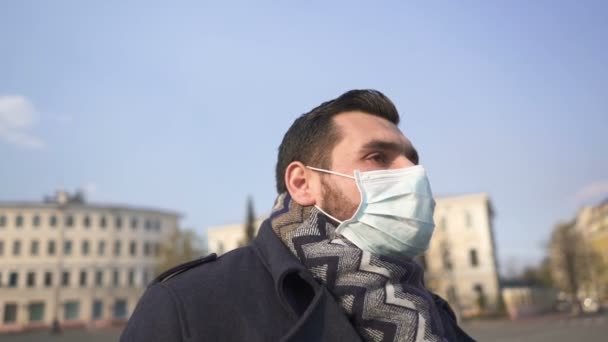Hombre Caucásico Tose Con Máscara Médica Calle Vacía Ciudad Equipo — Vídeo de stock