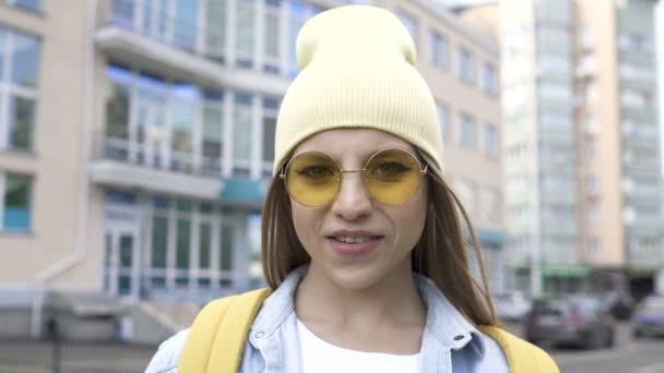 Menina Positiva Jovem Boné Amarelo Óculos Ficar Área Olhando Para — Vídeo de Stock