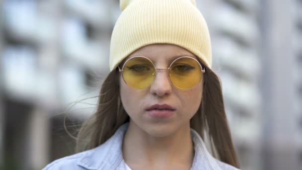 Linda Joven Con Gorra Amarilla Gafas Pie Área Ciudad Retrato — Vídeos de Stock