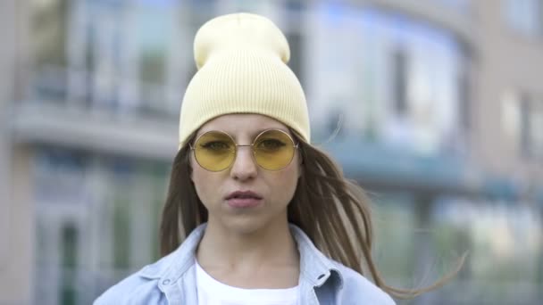 Linda Joven Con Gorra Amarilla Gafas Pie Área Ciudad Retrato — Vídeos de Stock