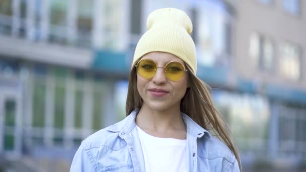 Abbastanza Giovane Ragazza Positiva Cappello Giallo Occhiali Trovano Nella Zona — Video Stock