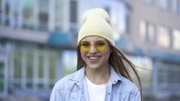 Menina Muito Jovem Boné Amarelo Óculos Área Cidade Retrato Rua — Vídeo de Stock