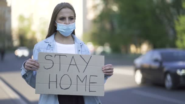 Zeitlupe Junge Frau Medizinischer Maske Protestiert Mit Plakat Auf Der — Stockvideo
