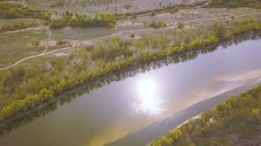  4K Havacılık. Nehir ve tarlalar. Manzara. Doğa çekimi.